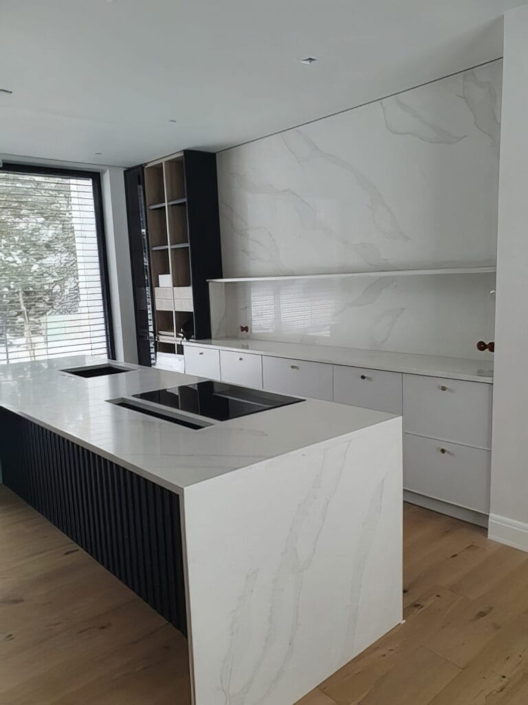 Blat z konglomeratu kwarcowego Calacatta